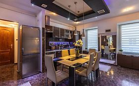City Vibes Apartment - 3 Bdrms